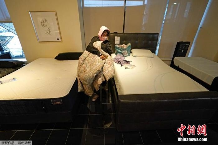 當(dāng)?shù)貢r間2月17日，美國得州的一家畫廊兼家具店內(nèi)，大批民眾來此避寒取暖，其中不乏一些人帶著被子來過夜。美國近日遭遇極寒天氣侵襲，多地氣溫創(chuàng)近年新低，其中得州災(zāi)情最嚴(yán)重，暴風(fēng)雪導(dǎo)致電網(wǎng)在酷寒中癱瘓，約400萬居民家中長時間停電。美國國家氣象局表示，得州休斯敦等地的氣溫甚至比靠近北極圈的阿拉斯加還要低。
