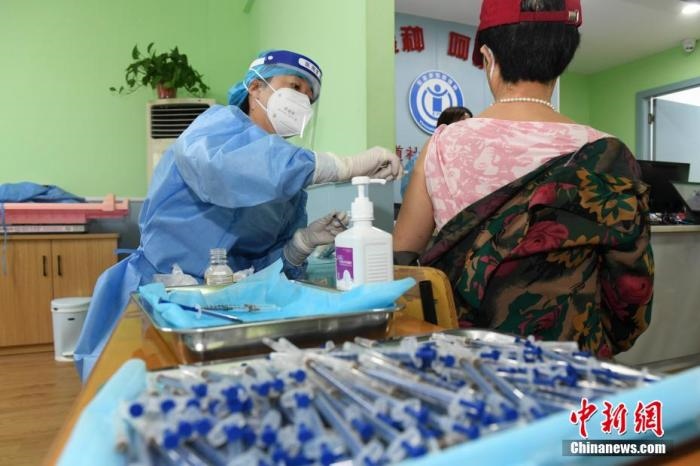 資料圖：市民來到醫(yī)院接種新冠疫苗。 楊華峰 攝