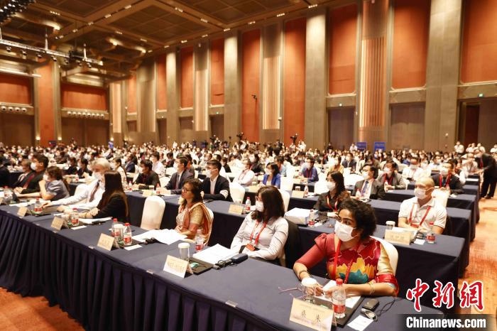 500余名專家學(xué)者、嘉賓代表以線上線下方式參加開幕式?！∈⒓样i 攝