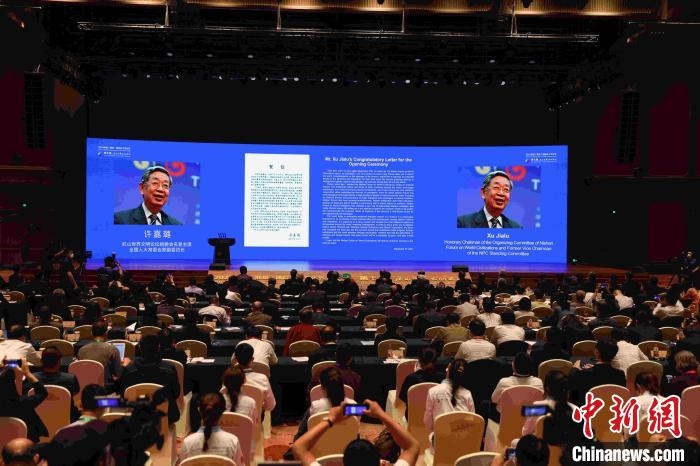 第九屆、第十屆全國人大常委會(huì)副委員長許嘉璐向大會(huì)發(fā)來賀信?！∈⒓样i 攝