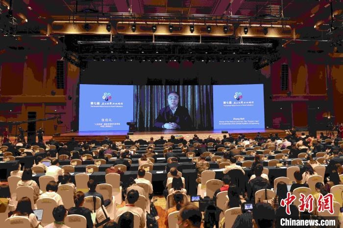 中國工程院院士、“人民英雄”國家榮譽(yù)稱號(hào)獲得者張伯禮通過視頻發(fā)表主旨演講?！∈⒓样i 攝