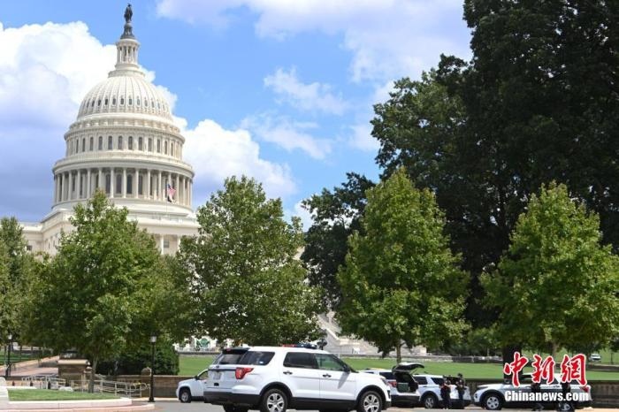 當(dāng)?shù)貢r(shí)間8月19日，一名男子駕駛黑色皮卡至國(guó)會(huì)圖書館前，并聲稱車上有炸彈。該事件導(dǎo)致美國(guó)國(guó)會(huì)大廈周邊街道封鎖，警方還疏散了周邊國(guó)會(huì)辦公樓和聯(lián)邦最高法院里的工作人員。圖為警方在美國(guó)會(huì)大廈西側(cè)廣場(chǎng)警戒。 <a target='_blank' href='http://www.chinanews.com/'>中新社</a>記者 陳孟統(tǒng) 攝