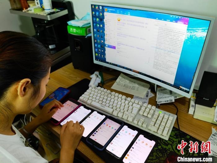 圖為網(wǎng)絡(luò)客服為網(wǎng)上“專(zhuān)車(chē)座套”客戶答疑釋惑。　呂子豪 攝