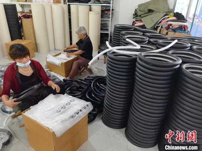 圖為村民在汽車(chē)飾品企業(yè)生產(chǎn)車(chē)間中工作。　呂子豪 攝