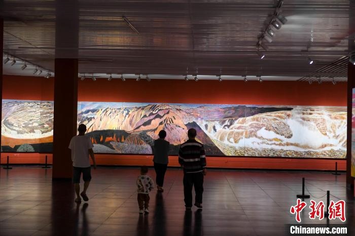 162米巨幅油畫長卷《黃河》吸引市民駐足觀看?！钊A峰 攝