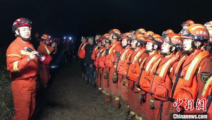 平遙縣消防救援大隊(duì)大隊(duì)長(zhǎng)龔宇作總攻發(fā)起前的動(dòng)員?！￠Z旭輝 攝