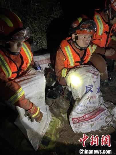 短暫修整期間，消防員脫掉鞋襪，用編織袋套住腿腳保暖?！￠Z旭輝 攝