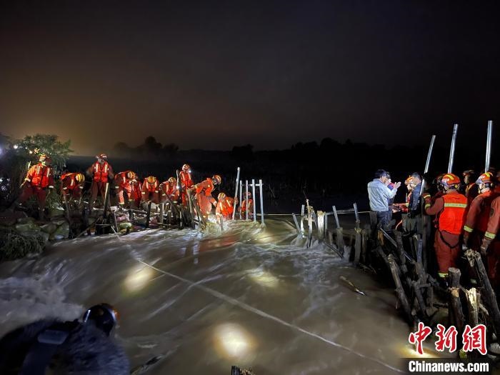 消防員分成左右兩路，同時(shí)發(fā)起決口封堵總攻?！￠Z旭輝 攝