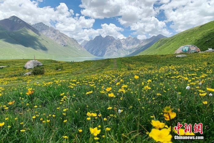 位于青海省果洛藏族自治州久治縣的年保玉則意為“神圣不可侵犯的地方”，山形如蓮花，總面積3469平方公里，保存有冰蝕地貌、冰磧地貌、現(xiàn)代冰川等地質(zhì)遺跡，有“天神后花園”之稱。
<a target='_blank' href='http://www.chinanews.com/'>中新社</a>記者 孫睿 攝