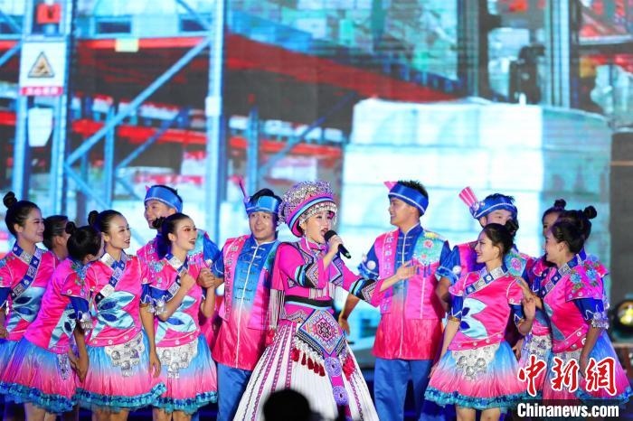 專場(chǎng)晚會(huì)上的民族歌舞表演。　喬長(zhǎng)嬌 攝