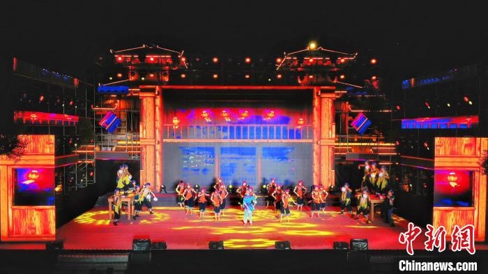2021昭君文化旅游活動(dòng)專場(chǎng)晚會(huì)現(xiàn)場(chǎng)?！≈苄橇?攝