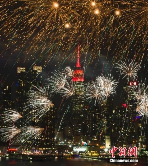 　　2018年，中國駐紐約總領(lǐng)事館前的哈德遜河上空燃放起焰火，慶祝中國狗年春節(jié)。
