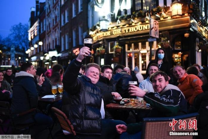 當(dāng)?shù)貢r(shí)間2021年4月12日，英國進(jìn)入放松疫情封鎖措施的第二階段。商鋪、理發(fā)店、健身房等被允許重新開張，酒吧和餐館也可以在室外營業(yè)。據(jù)悉，酒吧解封的第一晚，倫敦大批民眾在市中心喝酒跳舞，場面宛如狂歡節(jié)。