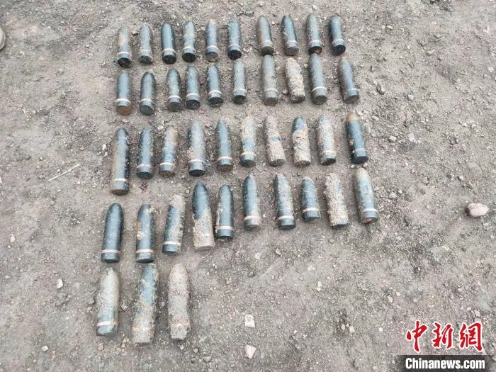 圖為發(fā)現(xiàn)的遺留炮彈?！√厝崭駱?攝