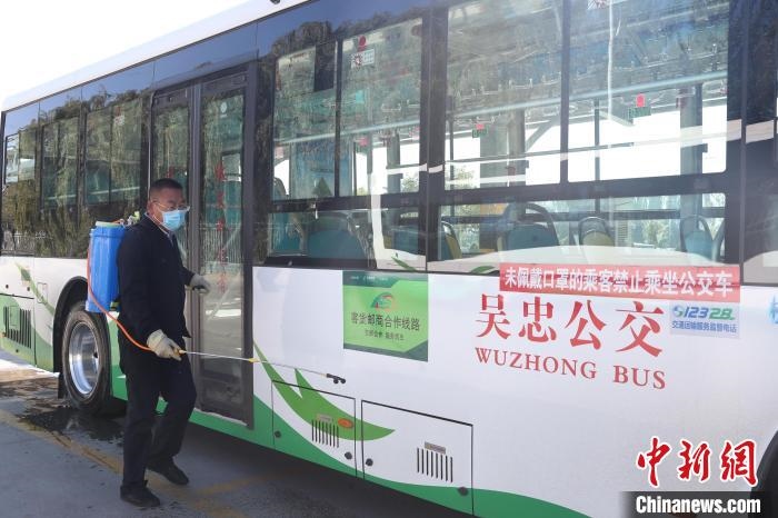 工作人員正在對公交車進(jìn)行消殺?！∮诰?攝