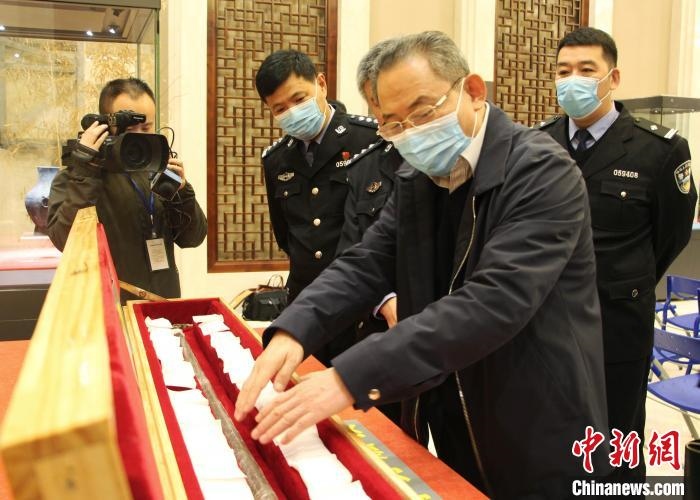 山東博物館館長鄭同修介紹涉案文物龍首錯(cuò)銀木柲銅杖。　趙曉 攝