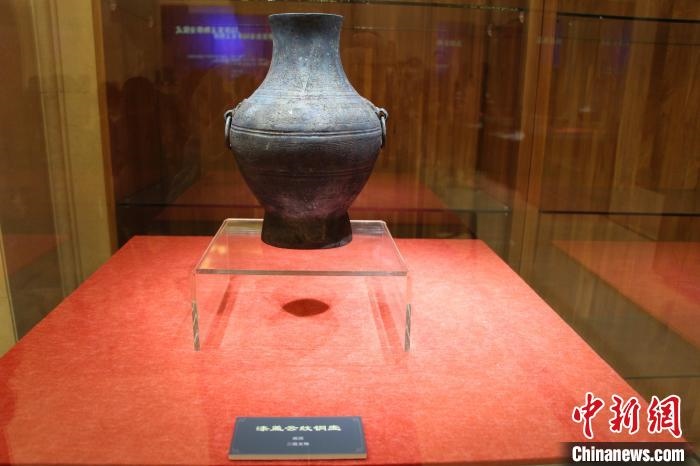 二級文物戰(zhàn)國時(shí)期漆蓋云紋銅壺?！≮w曉 攝