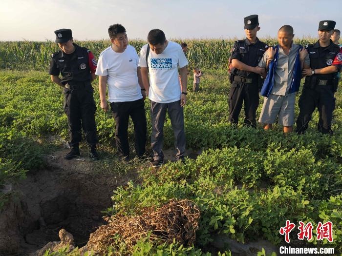 資料圖：犯罪嫌疑人辨認(rèn)作案現(xiàn)場。　嘉祥縣公安局供圖