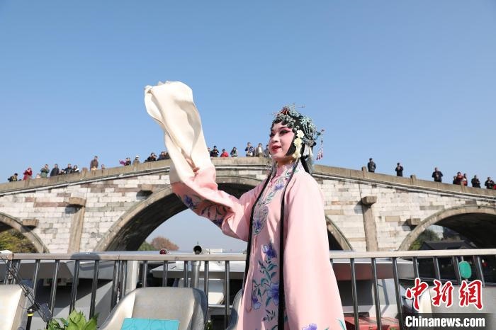2019京杭對話的大運河京杭雅集活動中，浙江昆劇團國家一級演員楊崑在中國大運河(杭州段)上進行表演?！⌒燔?攝 攝