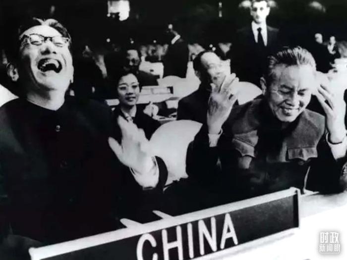 △1971年11月15日，以外交部副部長喬冠華(左一)為團(tuán)長、黃華(右一)為副團(tuán)長的中國代表團(tuán)，首次出現(xiàn)在聯(lián)合國大會上。(資料圖)
