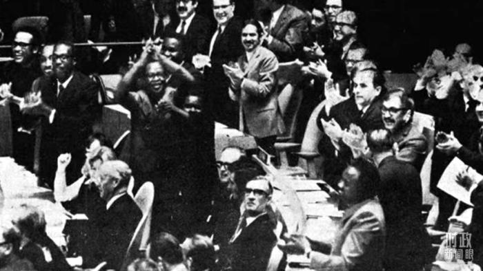 △第2758號決議通過后，現(xiàn)場爆發(fā)出熱烈歡呼聲。(資料圖)