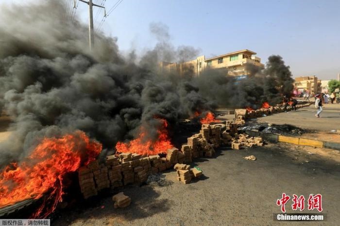 當(dāng)?shù)貢r(shí)間10月25日，蘇丹局勢(shì)發(fā)生突變，過渡政府總理被“綁架”，政府部長被軍方抓捕，國家進(jìn)入緊急狀態(tài)，大量民眾走上街頭對(duì)軍方行動(dòng)進(jìn)行抗議，已有7人在抗議活動(dòng)中死亡，140人受傷。圖為抗議活動(dòng)中燃燒的輪胎。