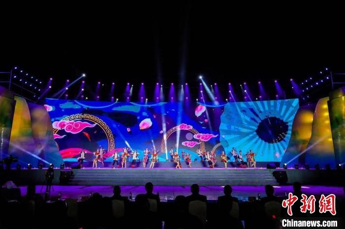 圖為中國·重慶秀山第二屆“金山銀山”文化旅游節(jié)開幕現(xiàn)場?！⌒闵娇h文旅委供圖