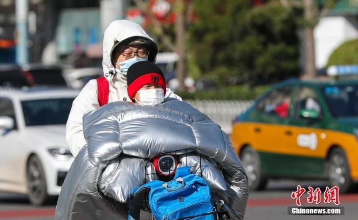 資料圖：市民在大風降溫天氣下出行。 <a target='_blank' href='http://www.chinanews.com/'>中新社</a>記者 賈天勇 攝