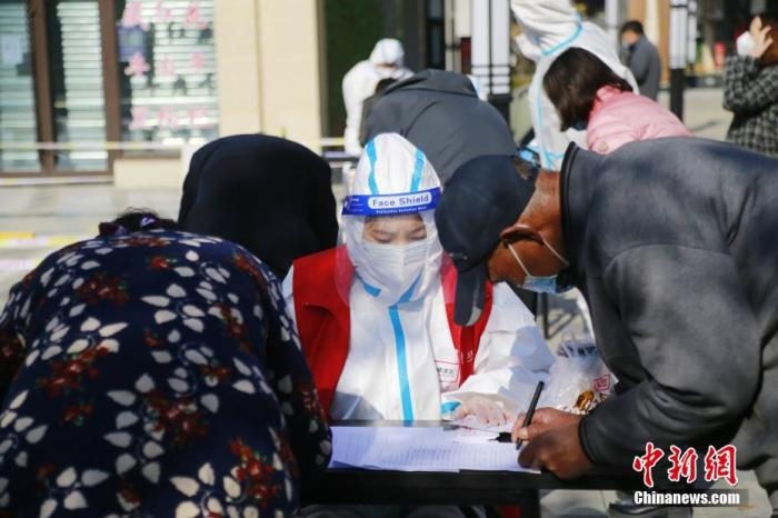 資料圖：青海省西寧市城西區(qū)一核酸檢測(cè)采樣點(diǎn)，居民進(jìn)行信息登記。<a target='_blank' href='http://www.chinanews.com/'>中新社</a>記者 馬銘言 攝