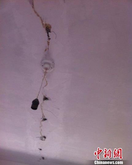 資料圖：房頂開裂。