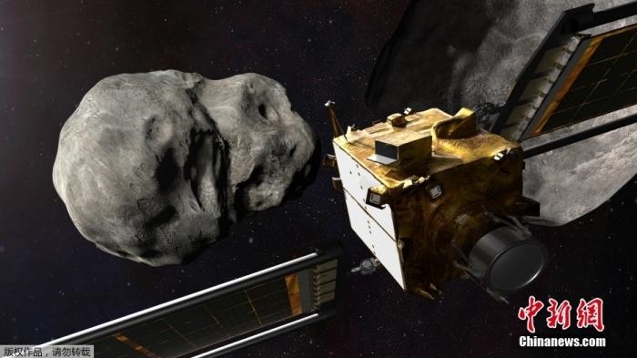 當(dāng)?shù)貢r(shí)間11月4日，法新社公布了兩張來自美國(guó)宇航局的太空效果圖，畫面顯示一艘宇宙飛船從小行星后面進(jìn)行撞擊。據(jù)悉，美國(guó)宇航局計(jì)劃讓一艘以每小時(shí)24000公里的速度飛行的宇宙飛船撞上一顆小行星以進(jìn)行“行星防御”測(cè)試，雖然地球尚且沒有面臨如此緊迫的危險(xiǎn)。