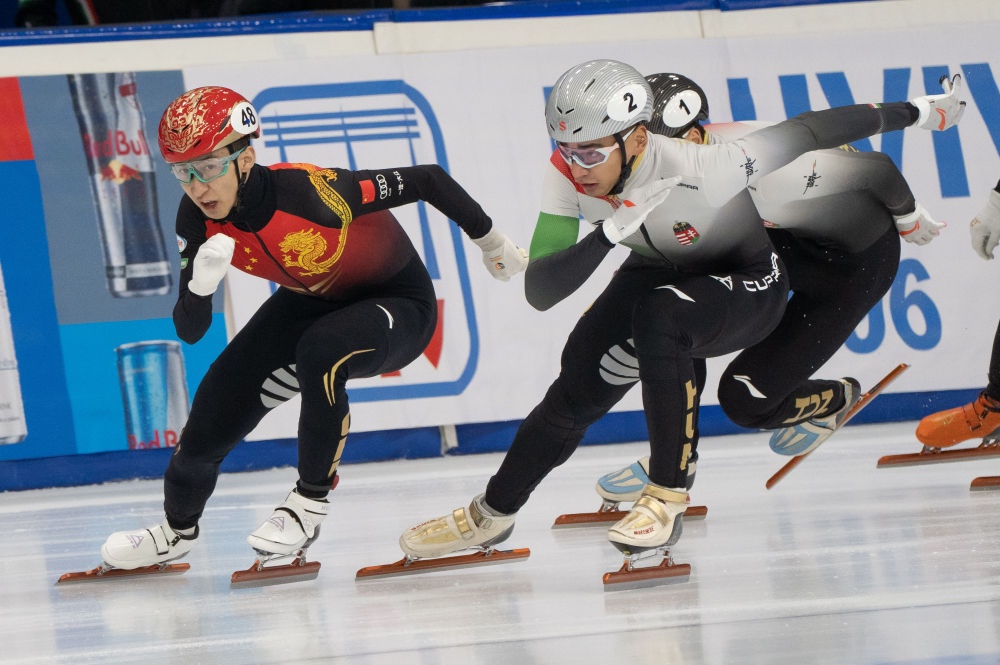 11月20日，中國(guó)選手武大靖(左)和匈牙利選手劉少林在比賽中。劉少林奪得冠軍，武大靖獲得第四名。新華社發(fā)(弗爾季·奧蒂洛 攝)