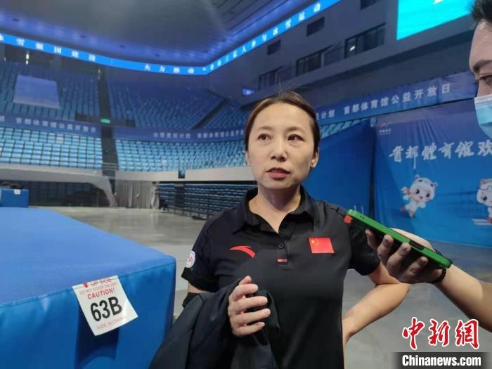 中國(guó)滑冰協(xié)會(huì)主席、前中國(guó)短道速滑隊(duì)主教練李琰表示，”冰雪惠民計(jì)劃“能推動(dòng)更多人上冰 郝凌宇 攝