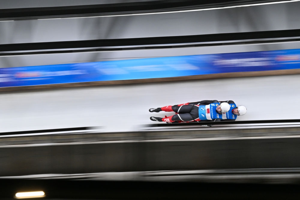 11月21日，“相約北京”國(guó)際雪橇聯(lián)合會(huì)雪橇世界杯，中國(guó)選手黃葉波/彭俊越在團(tuán)體接力比賽中。新華社記者陳益宸攝