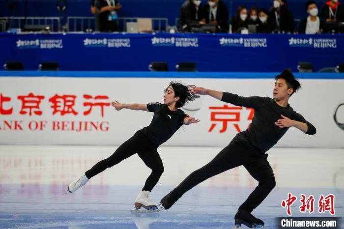 圖為隋文靜、韓聰在測試賽期間進行官方訓(xùn)練 王洋 攝