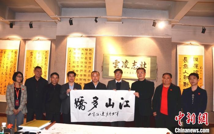 圖為百名將軍書畫展活動現(xiàn)場?！☆佇玛?攝 攝