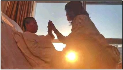 每天早上媽媽醒來(lái)后，母女倆都會(huì)迎著晨曦握手、擊掌?！∫曨l截圖