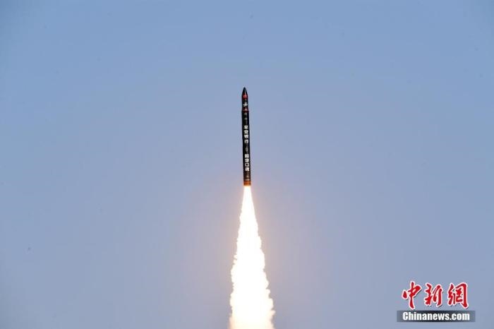 北京時間2021年12月7日12時12分，谷神星一號遙二運載火箭在中國酒泉衛(wèi)星發(fā)射中心成功發(fā)射升空，將搭載的天津大學一號、麗澤一號、寶醞號、金紫荊五號、金紫荊一號03星等5顆小衛(wèi)星順利送入預定軌道，發(fā)射任務獲得圓滿成功。汪江波 攝