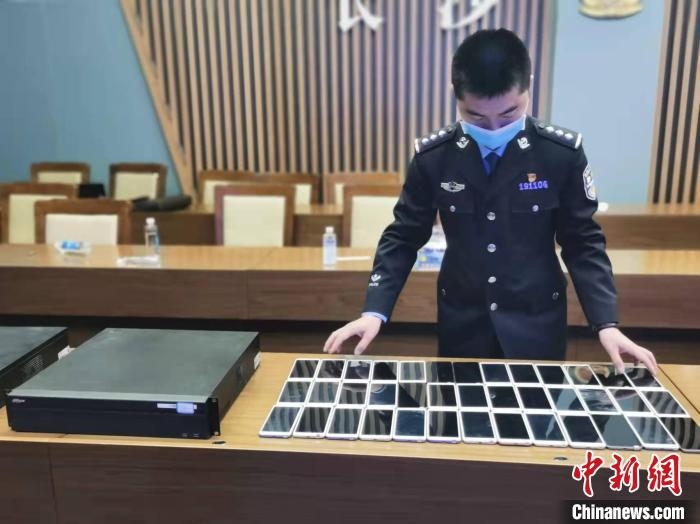 民警展示作案工具?！￠L(zhǎng)沙市公安局供圖