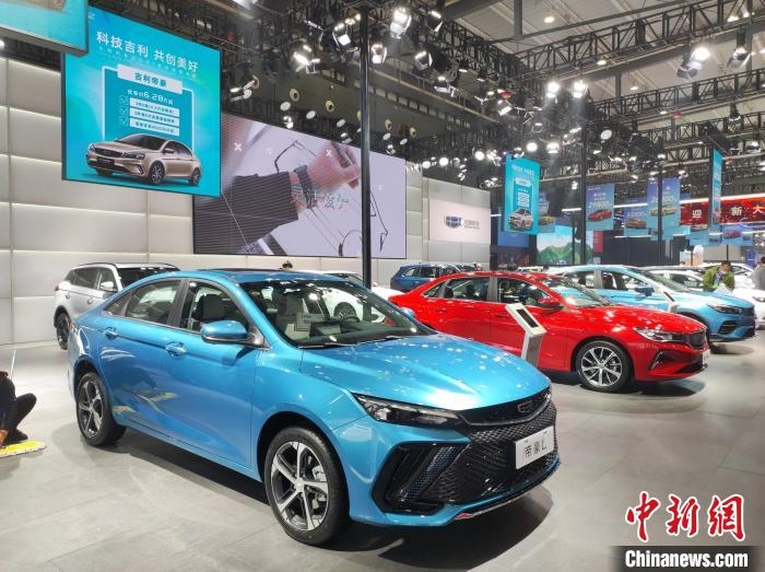 長沙國際車展上展出的汽車?！√菩∏?攝