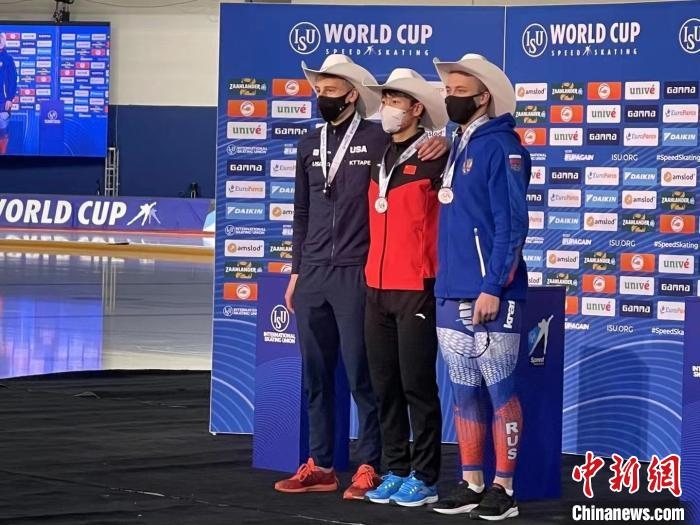 寧忠?guī)r在頒獎儀式上?！『邶埥◇w育局提供