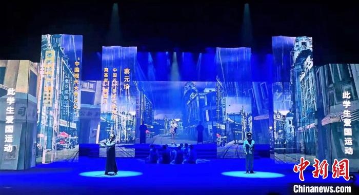 圖為“百年風(fēng)華”大型音樂(lè)史詩(shī)劇現(xiàn)場(chǎng)。　劉海靈 攝