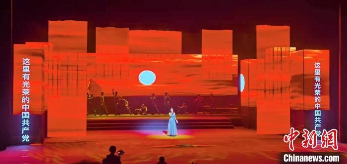 圖為“百年風(fēng)華”大型音樂(lè)史詩(shī)劇現(xiàn)場(chǎng)。　劉海靈 攝