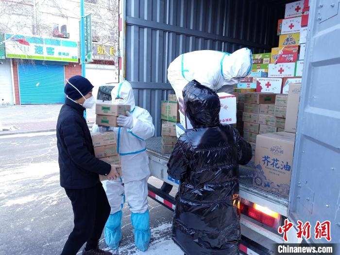 圖為滿洲里物資保障巡回補(bǔ)給車隊(duì)配貨現(xiàn)場?！∏靥饌?攝