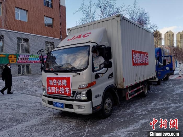圖為滿洲里物資保障巡回補(bǔ)給車隊(duì)配貨現(xiàn)場?！∏靥饌?攝