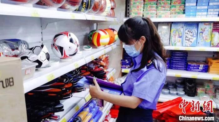 圖為秦皇島市海港區(qū)市場(chǎng)監(jiān)督管理局工作人員正在檢查涉冬奧標(biāo)志商品。　秦皇島市海港區(qū)市場(chǎng)監(jiān)督管理局供圖