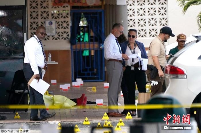 當(dāng)?shù)貢r(shí)間5月30日凌晨，位于美國(guó)佛羅里達(dá)州東南部的邁阿密戴德縣發(fā)生大規(guī)模槍擊事件，造成2人死亡、20多人受傷。圖為槍擊案現(xiàn)場(chǎng)。