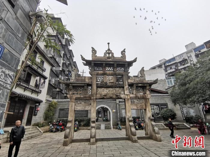 “道冠古今”牌坊?！×荷?攝