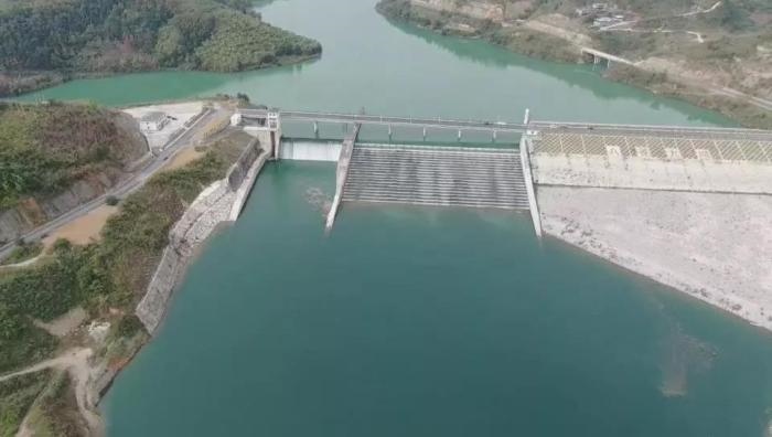 　　圖1 2021年12月7日，督察組使用無(wú)人機(jī)拍攝，保護(hù)區(qū)實(shí)驗(yàn)區(qū)內(nèi)的八吝大壩已建成，且未設(shè)置過(guò)魚(yú)設(shè)施