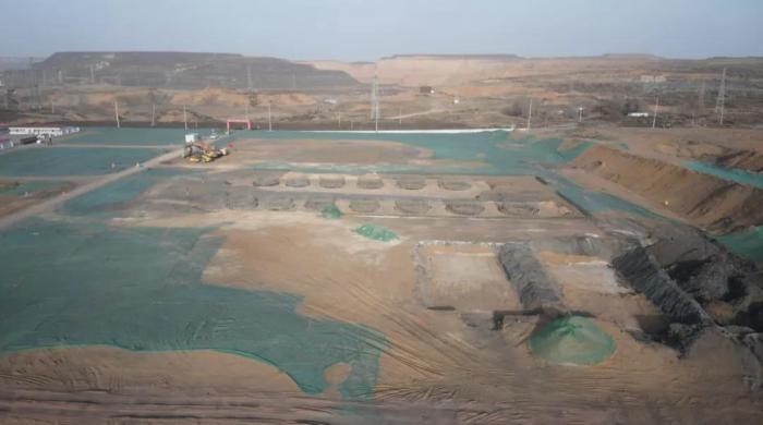 2021年12月11日，督察組使用無人機拍攝，神木市蘭炭產(chǎn)業(yè)特色園區(qū)檸條塔片區(qū)廢水集中處理設施僅完成部分基礎建設